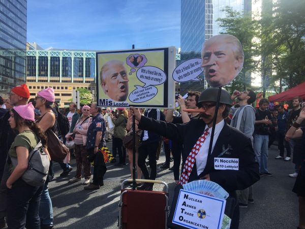 Protesters march in the center of Brussels  - Sputnik International