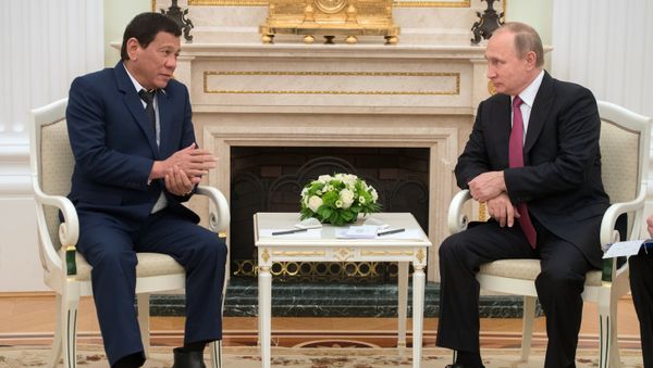 President Vladimir Putin at a meeting with President of the Philippines Rodrigo Duterte, left - Sputnik International