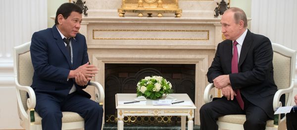 President Vladimir Putin at a meeting with President of the Philippines Rodrigo Duterte, left - Sputnik International