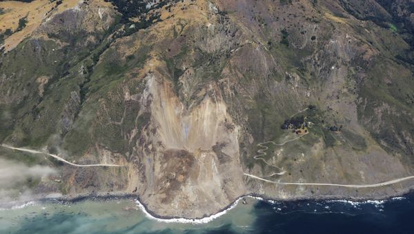 In this aerial photo taken Monday, May 22, 2017 provided by John Madonna showing a massive landslide along California's coastal Highway 1 that has buried the road under a 40-foot layer of rock and dirt. - Sputnik International