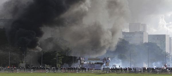 Demonstrators clash with police during an anti-government protest in Brasilia, Brazil, Wednesday, May 24, 2017 - Sputnik International