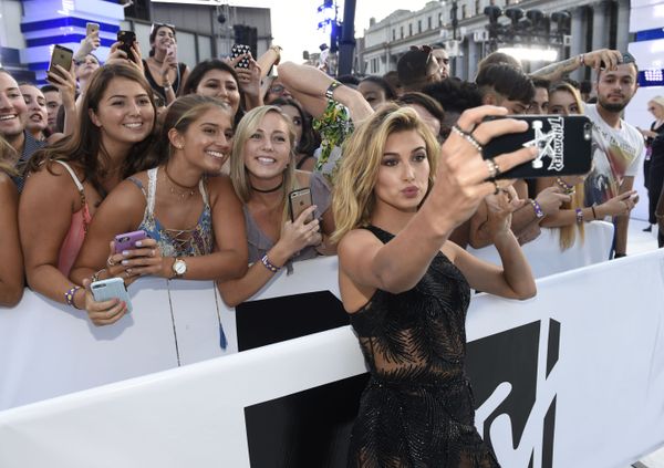 Smoking Hot: Hailey Baldwin Named Maxim's Sexiest Lady of 2017 - Sputnik International