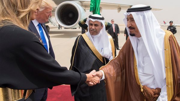 Saudi Arabia's King Salman bin Abdulaziz Al Saud shakes hands with first lady Melania Trump during a reception ceremony in Riyadh, Saudi Arabia, May 20, 2017. - Sputnik International