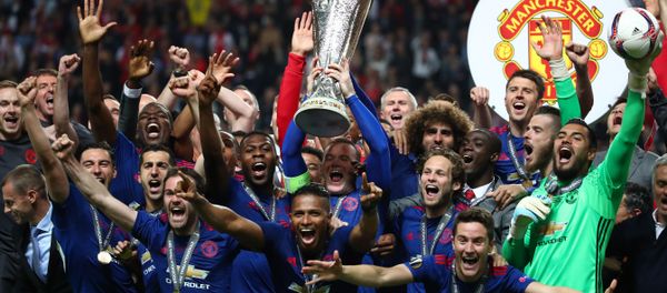 Manchester United's Wayne Rooney and team mates celebrate with the trophy after winning the Europa League - Sputnik International