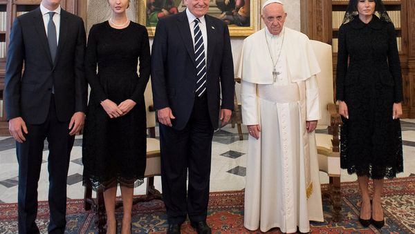Pope Francis poses with US President Donald Trump (C) his wife Melania (R), Jared Kushner (L) and Ivanka Trump during a private audience at the Vatican, May 24, 2017. - Sputnik International