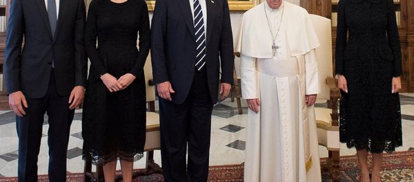 Pope Francis poses with US President Donald Trump (C) his wife Melania (R), Jared Kushner (L) and Ivanka Trump during a private audience at the Vatican, May 24, 2017. Pope Francis poses with US President Donald Trump (C) his wife Melania (R), Jared Kushner (L) and Ivanka Trump during a private audience at the Vatican, May 24, 2017. - Sputnik International