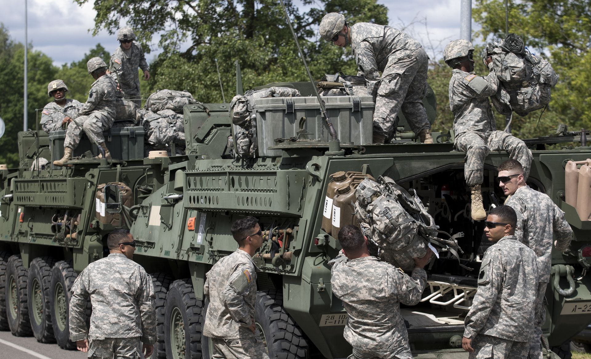 Members of the U.S. Army of the Pennsylvania National Guard unload equipment as they arrive at a airport in Vilnius, Lithuania, Sunday, June 5, 2016. Members of the U.S. Army of the Pennsylvania National Guard unload equipment as they arrive at a airport in Vilnius, Lithuania, Sunday, June 5, 2016. - Sputnik International, 1920, 30.03.2022