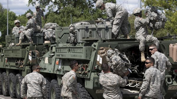 Members of the U.S. Army of the Pennsylvania National Guard unload equipment as they arrive at a airport in Vilnius, Lithuania, Sunday, June 5, 2016. - Sputnik International