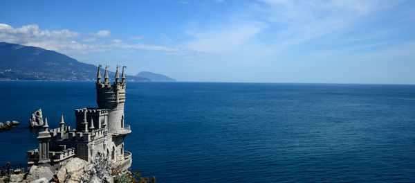 Swallow's Nest is a monument of architecture on top of the Aurora Cliff overlooking the Cape of Ai-Todor in Yalta, the Crimea. (File) Swallow's Nest is a monument of architecture on top of the Aurora Cliff overlooking the Cape of Ai-Todor in Yalta, the Crimea. (File) - Sputnik International