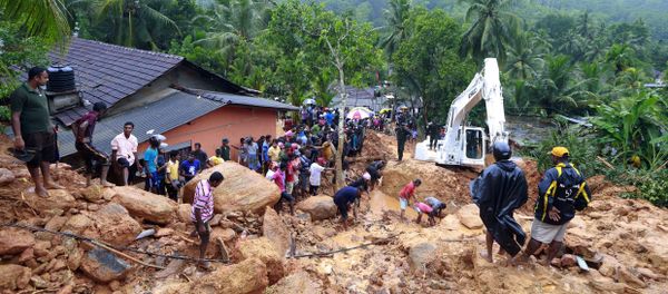Sri Lankans watch military rescue efforts at the site of a landslide at Bellana village in Kalutara district, Sri Lanka, Friday, May 26, 2017. Sri Lankans watch military rescue efforts at the site of a landslide at Bellana village in Kalutara district, Sri Lanka, Friday, May 26, 2017. - Sputnik International