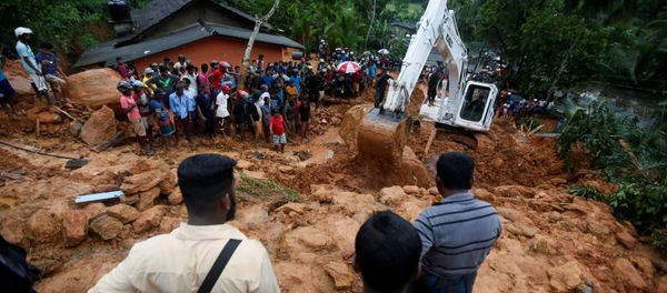 People gather during a rescue mission at the site of a landslide in Bellana village in Kalutara, Sri Lanka May 26, 2017 People gather during a rescue mission at the site of a landslide in Bellana village in Kalutara, Sri Lanka May 26, 2017 - Sputnik International