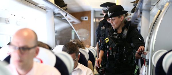 Armed police officers walk along the aisle of a train at Milton Keynes station, Britain May 25, 2017 - Sputnik International