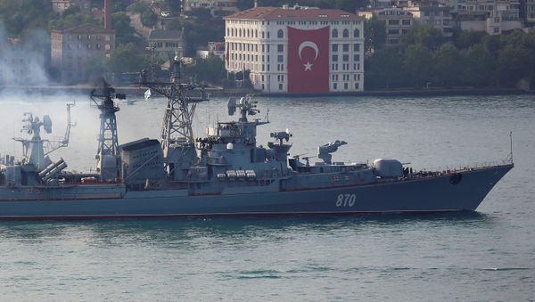 The Russian Navy's guided missile destroyer Smetlivy sails in the Bosphorus, on its way to the Mediterranean Sea, in Istanbul, Turkey, May 22, 2017 - Sputnik International