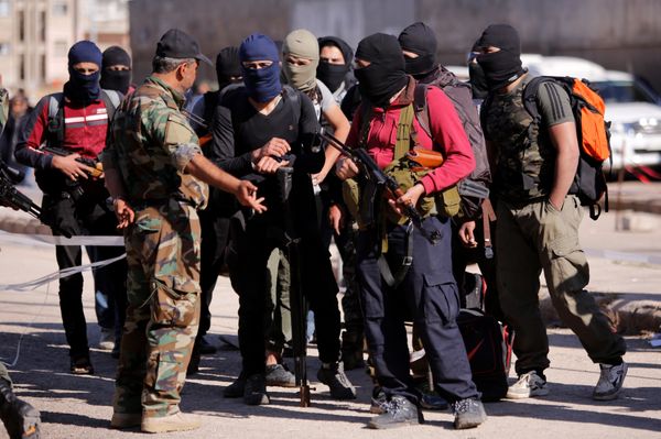 Rebel fighters carry their weapons and belongings as they talk to a Syrian army soldier, as rebel fighters and their families evacuate the besieged Waer district in the central Syrian city of Homs, after an agreement was reached between rebels and Syria's army, Syria May 21, 2017 Rebel fighters carry their weapons and belongings as they talk to a Syrian army soldier, as rebel fighters and their families evacuate the besieged Waer district in the central Syrian city of Homs, after an agreement was reached between rebels and Syria's army, Syria May 21, 2017 - Sputnik International