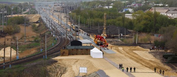 Construction of the Zhuravka-Millerovo railway block of the double-track electric railway bypassing Ukraine in the Voronezh Region. File photo - Sputnik International