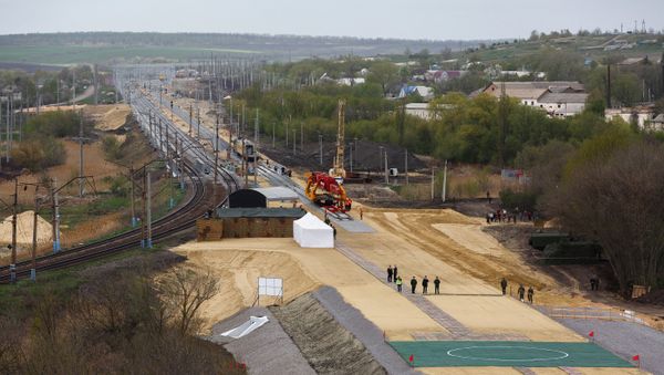 Construction of the Zhuravka-Millerovo railway block of the double-track electric railway bypassing Ukraine in the Voronezh Region. File photo - Sputnik International