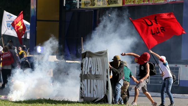 Demonstrators clash with riot police officers during a protest against President Michel Temer and the latest corruption scandal to hit the country, in Brasilia, Brazil, May 24, 2017 Demonstrators clash with riot police officers during a protest against President Michel Temer and the latest corruption scandal to hit the country, in Brasilia, Brazil, May 24, 2017 - Sputnik International