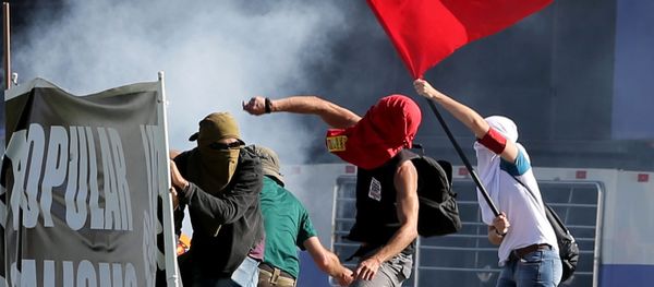 Demonstrators clash with riot police officers during a protest against President Michel Temer and the latest corruption scandal to hit the country, in Brasilia, Brazil, May 24, 2017 Demonstrators clash with riot police officers during a protest against President Michel Temer and the latest corruption scandal to hit the country, in Brasilia, Brazil, May 24, 2017 - Sputnik International