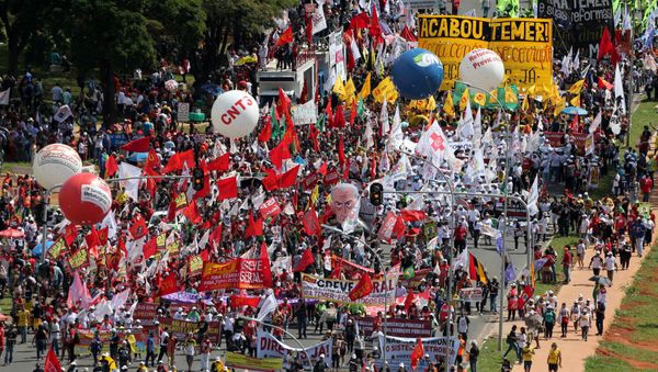 Demonstrators take part in a protest against Brazilian President Michel Temer and the latest corruption scandal to hit the country, in Brasilia, Brazil, May 24, 2017 - Sputnik International