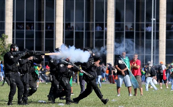 Riot police officers clash with demonstrators during a protest against President Michel Temer and the latest corruption scandal to hit the country, in Brasilia, Brazil, May 24, 2017 Riot police officers clash with demonstrators during a protest against President Michel Temer and the latest corruption scandal to hit the country, in Brasilia, Brazil, May 24, 2017 - Sputnik International