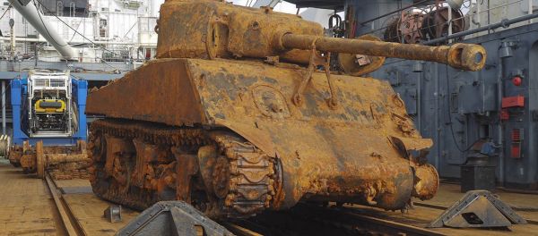 Russia's Northern Fleet divers have recovered the US Sherman tank with 76-mm gun from transport ship Thomas Donaldson, sunk by Nazi sub in Barents Sea in 1945 - Sputnik International