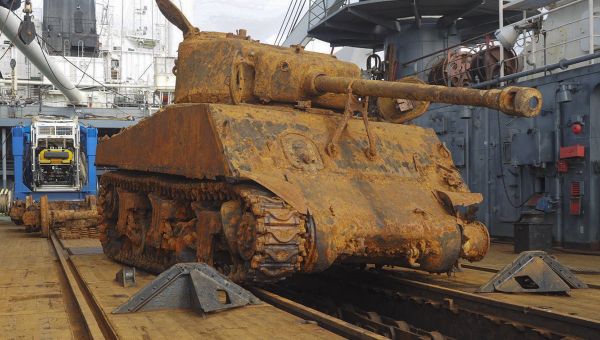 Russia's Northern Fleet divers have recovered the US Sherman tank with 76-mm gun from transport ship Thomas Donaldson, sunk by Nazi sub in Barents Sea in 1945 - Sputnik International