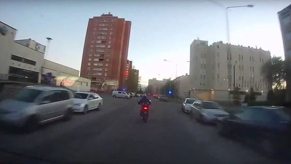 Fled scooter knocked down by woman pedestrian during police chase - Sputnik International