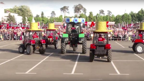 Tractor Ballet In Belarus - Sputnik International