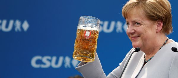 German Chancellor and head of the Christian Democratic Union (CDU) Angela Merkel toasts during the Trudering festival in Munich, Germany, May 28, 2017 - Sputnik International