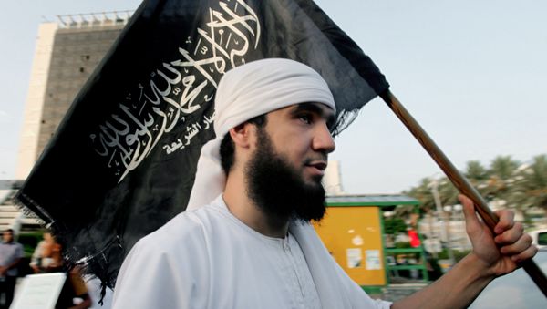 Libyan follower of Ansar al-Shariah Brigades chants as he carries the Brigades flag (File) - Sputnik International