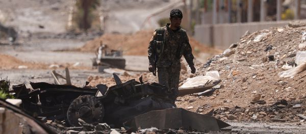 A Syrian Democratic Forces (SDF) fighter walks through a damaged street in the town of Tabqa, after SDF captured it from Islamic State militants this week, in Raqqa, Syria May 12, 2017 A Syrian Democratic Forces (SDF) fighter walks through a damaged street in the town of Tabqa, after SDF captured it from Islamic State militants this week, in Raqqa, Syria May 12, 2017 - Sputnik International