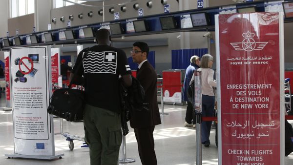 Airport staff inform passengers at the entrance to the Casablanca - New York flight checkpoint at Casablanca Mohammed V International Airport on Thursday, March 29, 2017 - Sputnik International