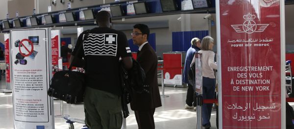 Airport staff inform passengers at the entrance to the Casablanca - New York flight checkpoint at Casablanca Mohammed V International Airport on Thursday, March 29, 2017 - Sputnik International