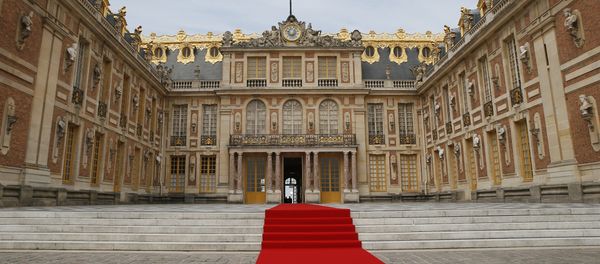 The red carpet is set up prior to the welcoming ceremony between French President Emmanuel Macron and his Russian counterpart at the Palace of Versailles, near Paris, France, Monday, May 29, 2017 - Sputnik International