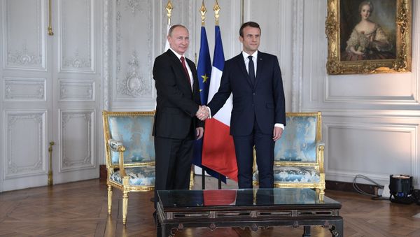 Russian President Vladimir Putin and French President Emmanuel Macron - Sputnik International