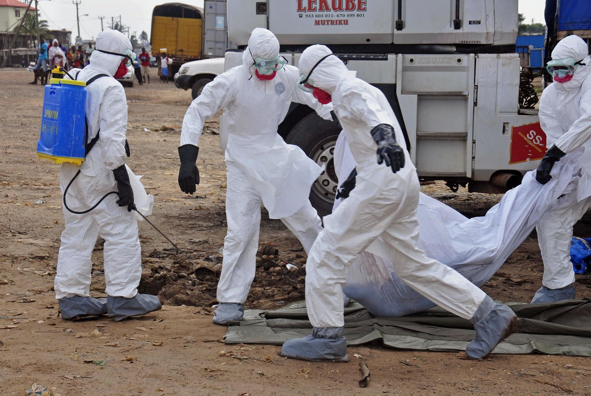 Health workers carry the body of a man suspected of dying from the Ebola virus and left in the street - Sputnik International, 1920, 28.09.2021