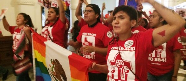 Demonstrators march in the Texas Capitol on Monday, May 29, 2017, protesting the state's newly passed anti-sanctuary cities bill in Austin, Texas. - Sputnik International