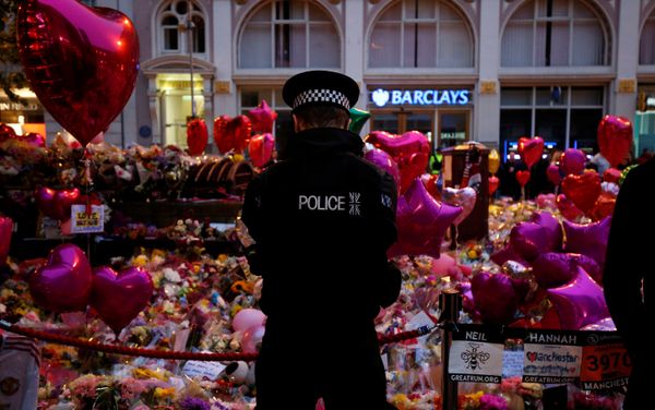 People attend a vigil for the victims of last week's attack at a pop concert at Manchester Arena, in central Manchester, Britain May 29, 2017 People attend a vigil for the victims of last week's attack at a pop concert at Manchester Arena, in central Manchester, Britain May 29, 2017 - Sputnik International