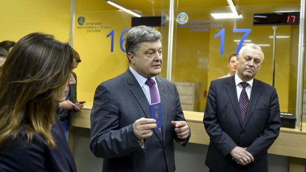 Ukrainian President Petro Poroshenko with a new biometric passport - Sputnik International