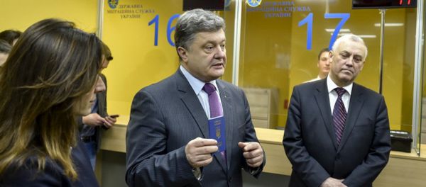 Ukrainian President Petro Poroshenko with a new biometric passport Ukrainian President Petro Poroshenko with a new biometric passport - Sputnik International