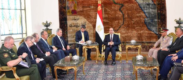 Egyptian President Abdel Fattah al-Sisi (C) meets with Russian Foreign Minister Sergei Lavrov (4th L), Russian Defence Minister Sergei Shoigu (5th L) and other delegates from Egypt and Russia at the Ittihadiya presidential palace in Cairo, Egypt May 29, 2017 in this handout picture courtesy of the Egyptian Presidency Egyptian President Abdel Fattah al-Sisi (C) meets with Russian Foreign Minister Sergei Lavrov (4th L), Russian Defence Minister Sergei Shoigu (5th L) and other delegates from Egypt and Russia at the Ittihadiya presidential palace in Cairo, Egypt May 29, 2017 in this handout picture courtesy of the Egyptian Presidency - Sputnik International