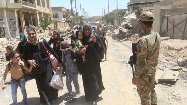 Displaced Iraqi people who fled homes during a fight between Iraqi forces and Islamic State militants in al-Zanjili neighbourhood, north of Old City district of Mosul, Iraq May 30, 2017 - Sputnik International