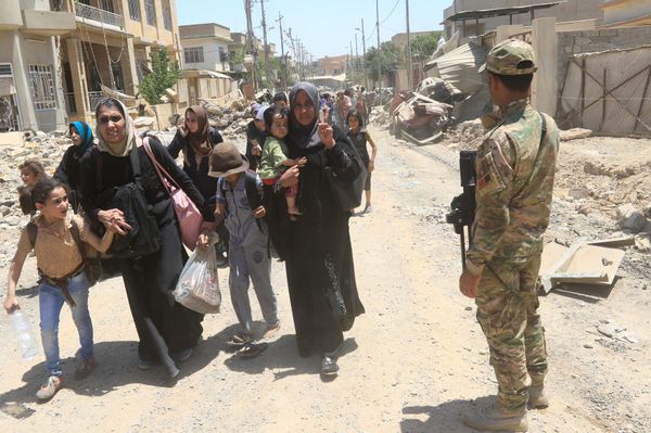 Displaced Iraqi people who fled homes during a fight between Iraqi forces and Islamic State militants in al-Zanjili neighbourhood, north of Old City district of Mosul, Iraq May 30, 2017 - Sputnik International