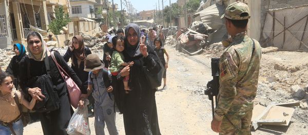 Displaced Iraqi people who fled homes during a fight between Iraqi forces and Islamic State militants in al-Zanjili neighbourhood, north of Old City district of Mosul, Iraq May 30, 2017 - Sputnik International