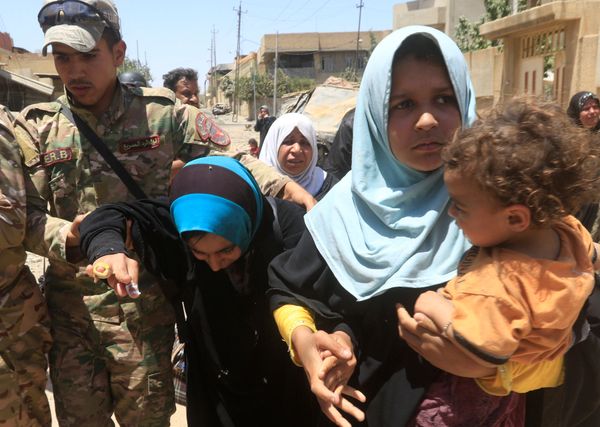 Iraqi rapid response forces help displaced Iraqi women who fled homes during a fight between Iraqi forces and Islamic State militants in al-Zanjili neighbourhood, north of Old City district of Mosul, Iraq May 30, 2017. - Sputnik International