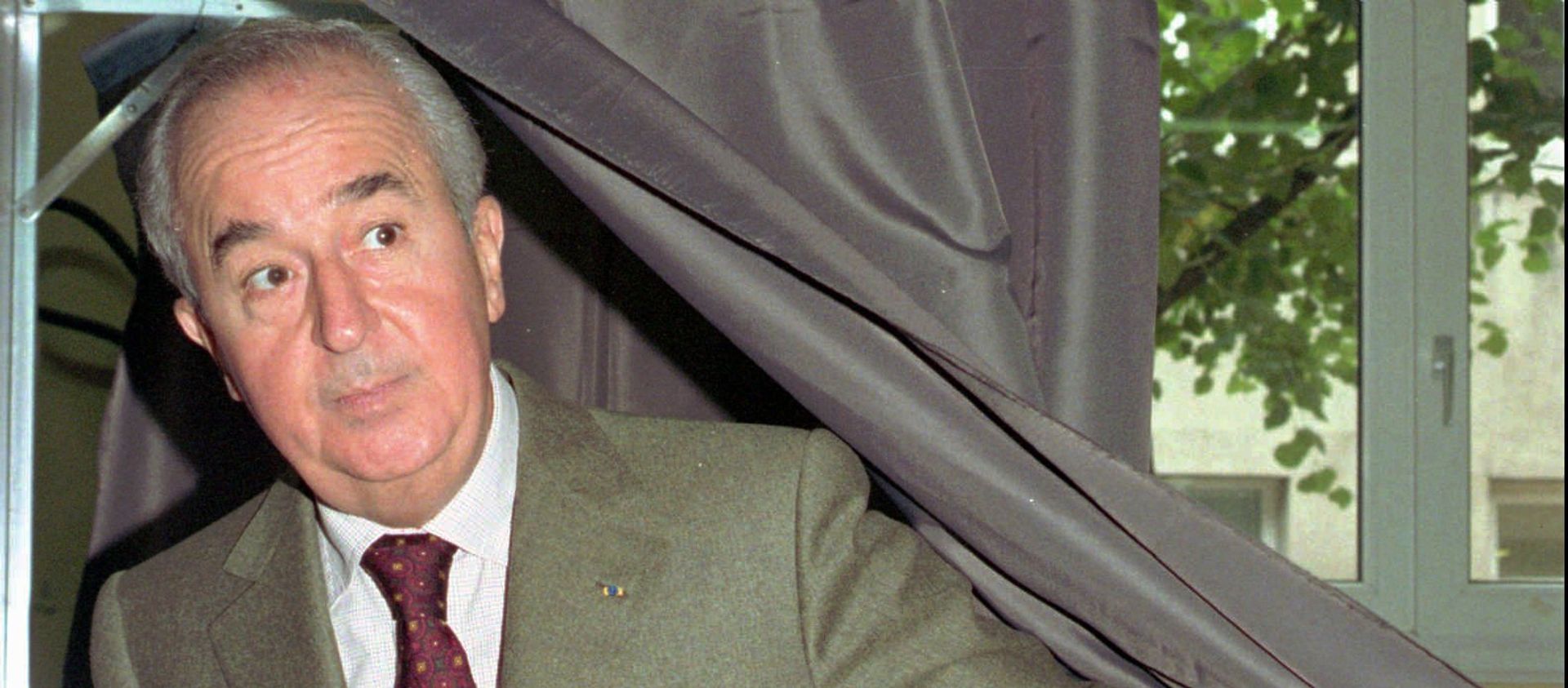 Former Prime Minister and presidential candidate Edouard Balladur leaves the polling booth before casting his ballot Sunday Sept.17, 1995 in Paris in a legislative election for which he is running Former Prime Minister and presidential candidate Edouard Balladur leaves the polling booth before casting his ballot Sunday Sept.17, 1995 in Paris in a legislative election for which he is running - Sputnik International, 1920, 04.10.2019