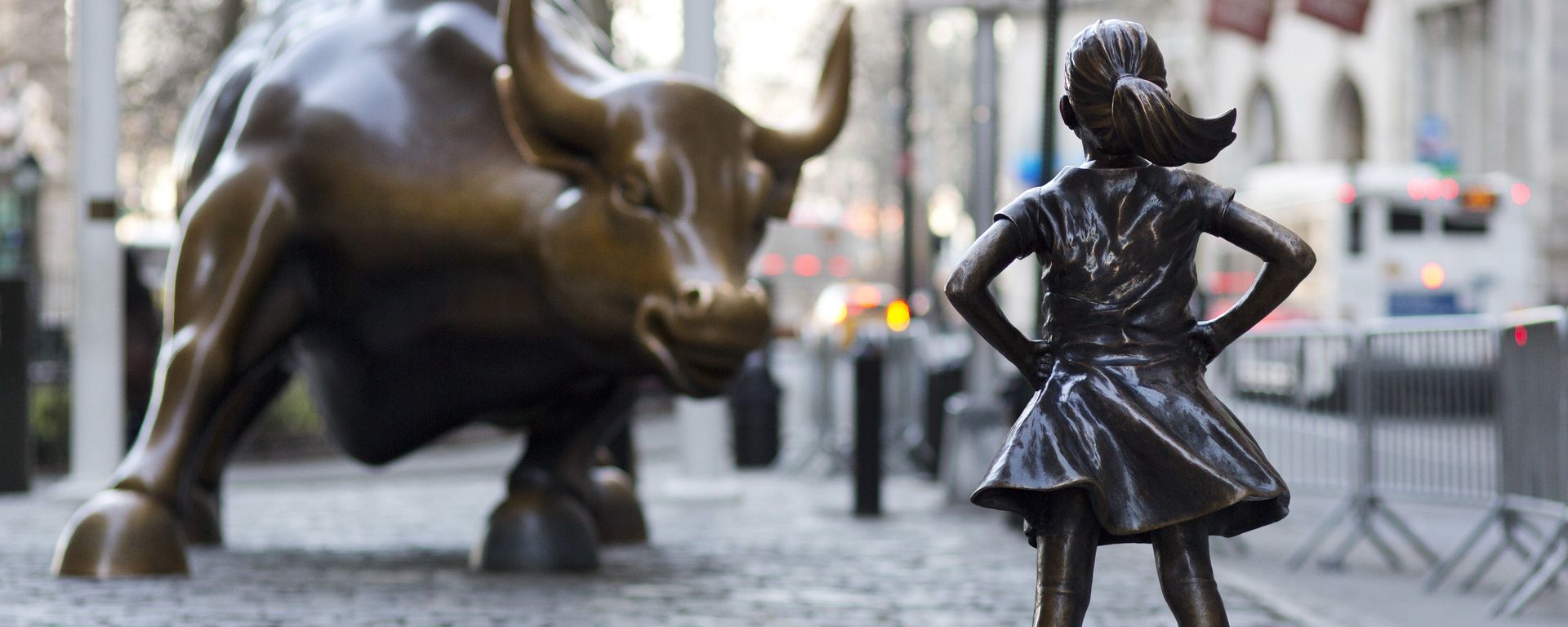 Charging Bull and Fearless Girl statues on Lower Broadway in New York City - Sputnik International, 1920, 02.05.2023