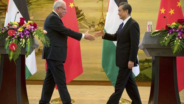 Palestinian Foreign Minister Riyad Al-Maliki, left, and Chinese Foreign Minister Wang Yi reach to shake hands at the end of their joint press conference at the Ministry of Foreign Affairs in Beijing, Thursday, April 13, 2017. - Sputnik International