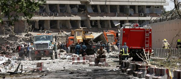 Afghan officials inspect outside the German embassy after a blast in Kabul, Afghanistan May 31, 2017. - Sputnik International