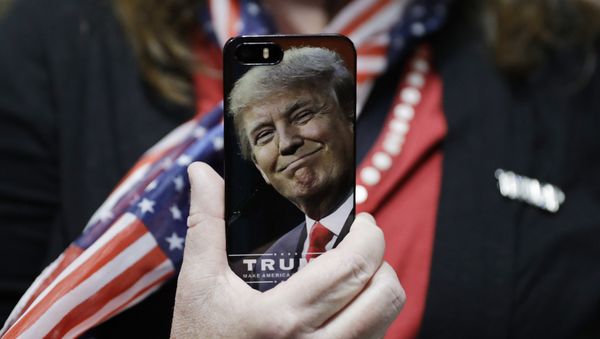 A woman holds up her cell phone before a rally with Republican presidential candidate Donald Trump, Thursday, Sept. 29, 2016, in Bedford, N.H. - Sputnik International